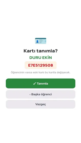Kart tanımlama onayı: öğrencinin adı ve kartın numarası, altında Tanımla, Başka öğrenci ve Vazgeç düğmeleri
